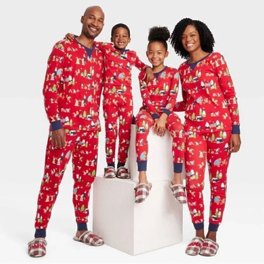 Wondershop Holiday Gnomes Print
Matching Family Pajama Set Size L NWT